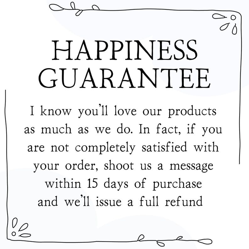 K&ouml;nnte beinhalten: Eine wei&szlig;e rechteckige Grafik mit den Worten "HAPPINESS GUARANTEE" in fetten schwarzen Buchstaben. Der Text darunter besagt eine Zufriedenheitsgarantie und R&uuml;ckgabebedingungen. Dekorative florale Elemente befinden sich in den Ecken.