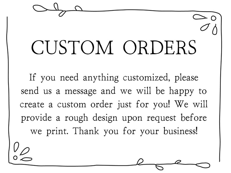 Op de afbeelding: Zwart-witte tekst op een witte achtergrond met een decoratieve rand. De tekst luidt "CUSTOM ORDERS" en legt uit dat aangepaste bestellingen op aanvraag beschikbaar zijn.