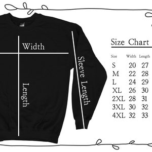 Op de afbeelding: Maattabel voor een zwart sweatshirt met afmetingen in inches voor breedte, lengte en mouwlengte. De maten vari&euml;ren van S tot 4XL.