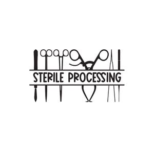 Op de afbeelding: Zwart-wit illustratie met diverse chirurgische instrumenten, waaronder scharen en pincetten, gerangschikt boven en onder de tekst "STERILE PROCESSING". Het ontwerp is strak en minimalistisch, geschikt voor medische producten.