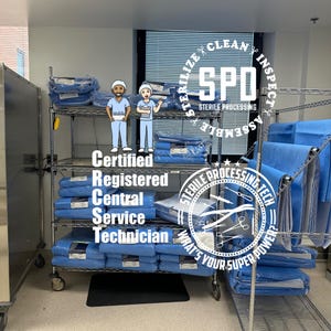 Może przedstawiać: Pomieszczenie z zaopatrzeniem medycznym z półkami wypełnionymi niebieskimi prześcieradłami chirurgicznymi i materiałami. Obraz zawiera tekst "Certified Registered Central Service Technician" i "Sterile Processing Tech". Obecne są również dwie postacie z kreskówek.