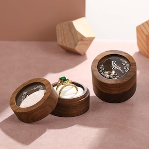 Aangepaste ronde houten ringdoos, gepersonaliseerde trouwringdoos, ringdoosvoorstel, ringringdoos voor huwelijksceremonie, jubileumcadeau