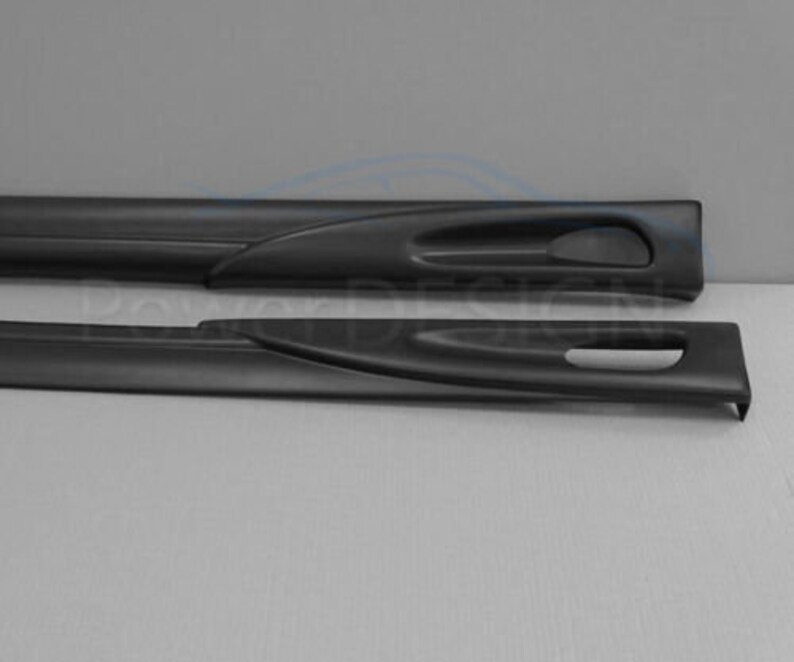 Puede incluir: Un par de faldones laterales negros para un coche. Los faldones est&aacute;n hechos de un material liso y duradero y tienen un dise&ntilde;o elegante y moderno.