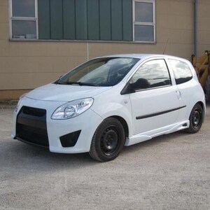 Puede incluir: Un coche compacto blanco con un parachoques delantero negro y llantas negras. El coche tiene un dise&ntilde;o deportivo con un perfil bajo y una carrocer&iacute;a elegante.