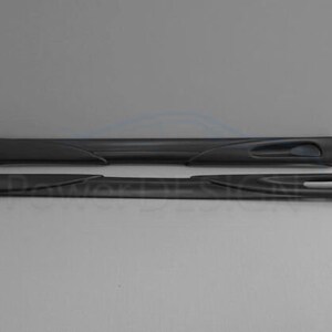 Puede incluir: Un par de faldones laterales negros para un coche. Los faldones est&aacute;n hechos de pl&aacute;stico liso y duro y tienen un dise&ntilde;o elegante y moderno.