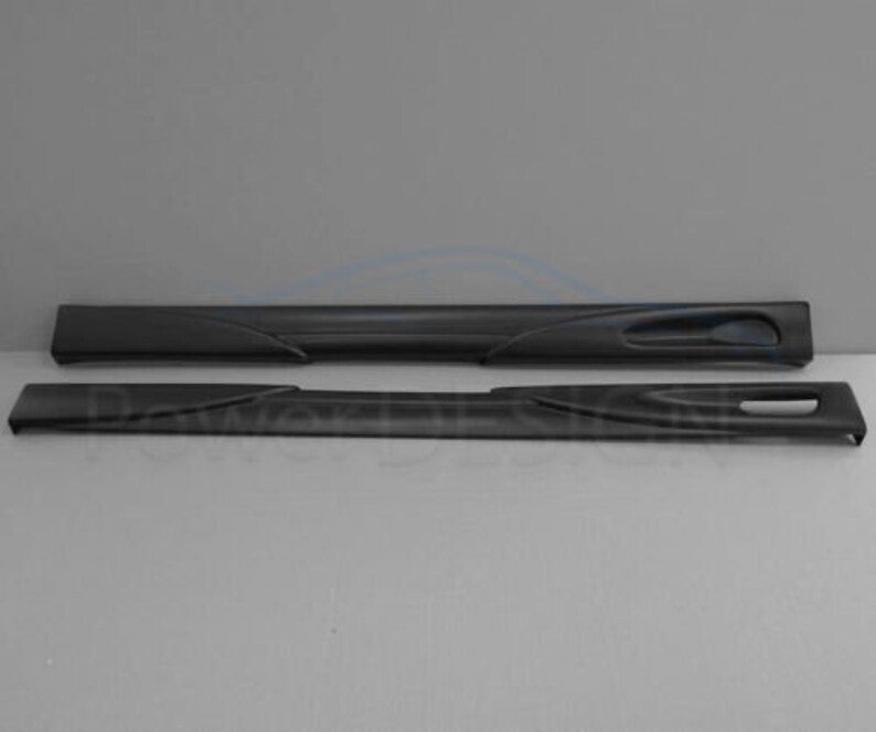 Puede incluir: Un par de faldones laterales negros para un coche. Los faldones est&aacute;n hechos de pl&aacute;stico liso y duro y tienen un dise&ntilde;o elegante y moderno.