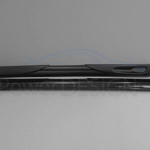 Puede incluir: Dos faldones laterales negros para un coche. Los faldones est&aacute;n hechos de un material duradero y tienen un dise&ntilde;o elegante y moderno.