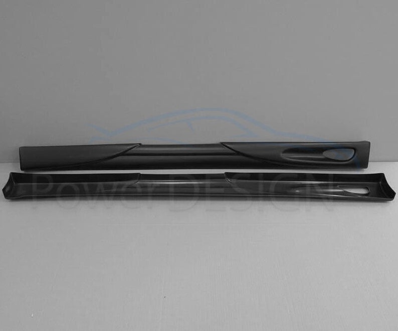 Puede incluir: Dos faldones laterales negros para un coche. Los faldones est&aacute;n hechos de un material duradero y tienen un dise&ntilde;o elegante y moderno.