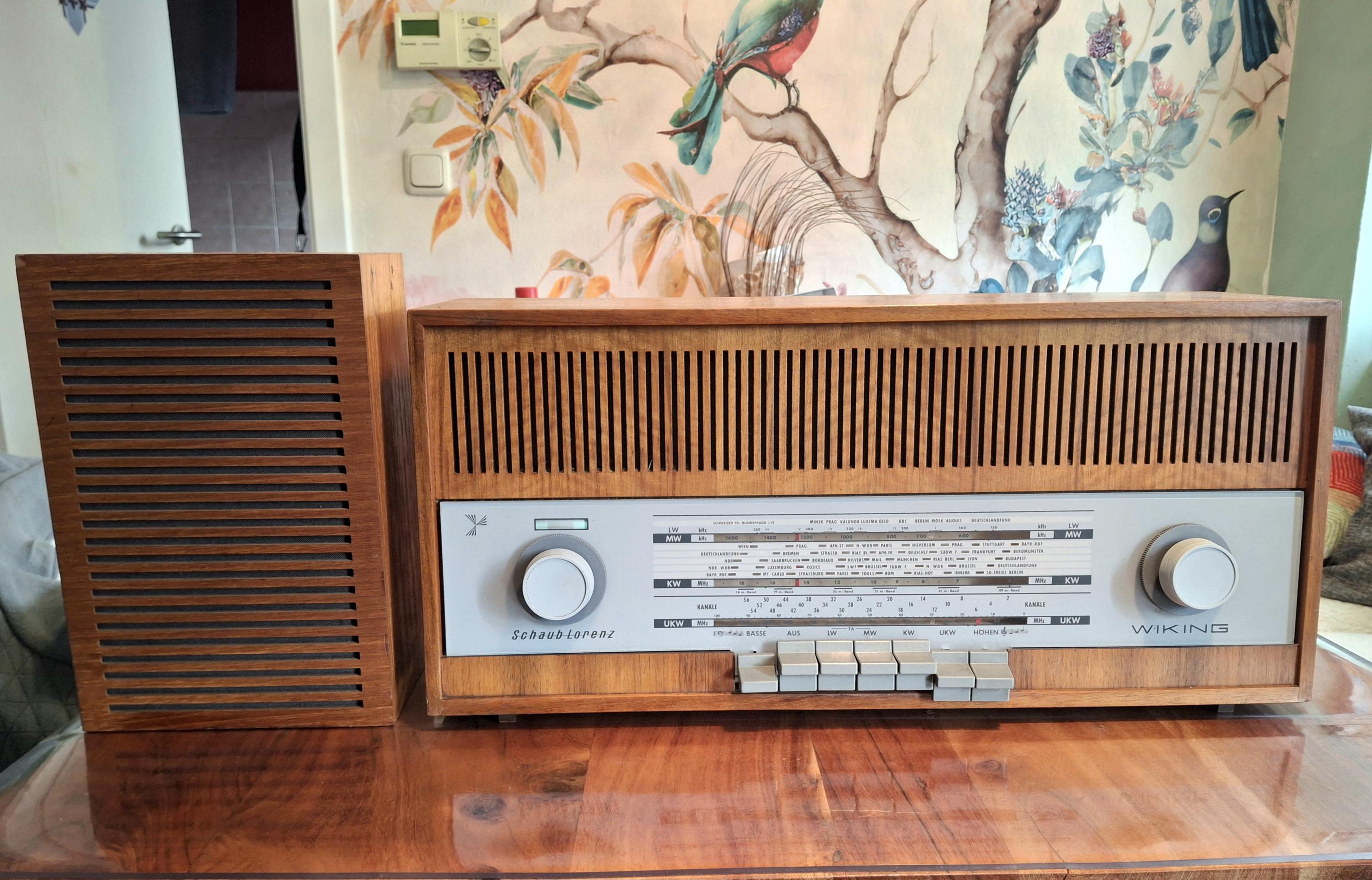 Suhaub Lorenz オーバル (シャウブ ロレンツ/ローレンツ) Vintage Schaub-lorenz Radio TV and Record Player Cabinet