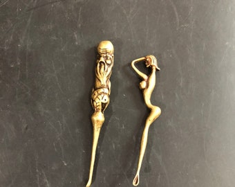 Juego de palillos para los oídos de latón vintage con figuras, palillos antiguos con motivos taoístas de inmortales y desnudos.