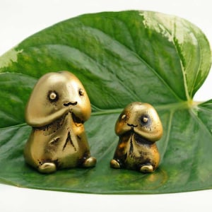 Puede incluir: Un juego de tres cuencos apilables de cerámica en tonos azules, verdes y blancos. Los cuencos presentan un esmalte moteado y un diseño sencillo y moderno. El cuenco más grande mide unos 15 cm de diámetro.