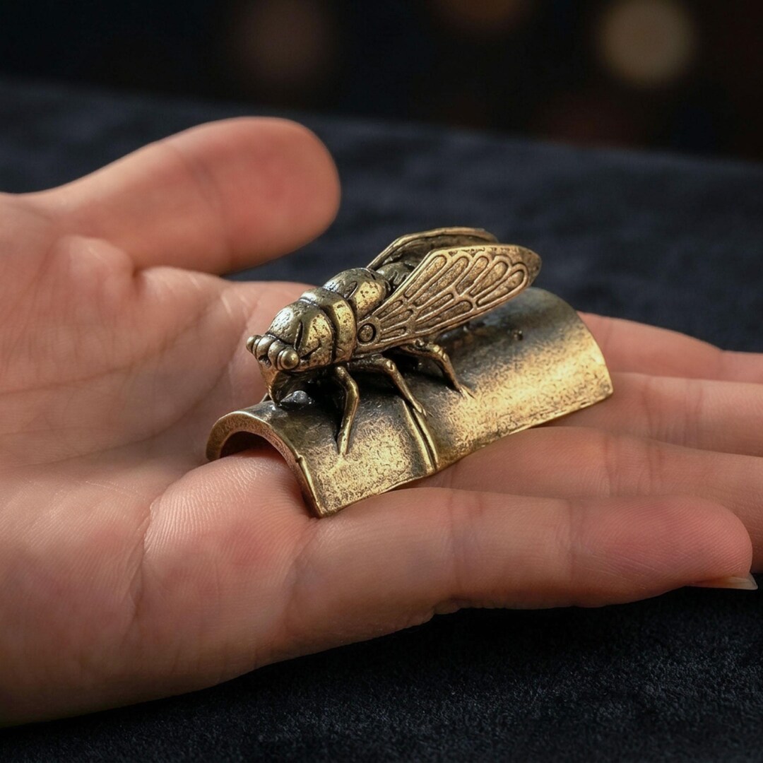 竹の上にいる真鍮製の小型セミの置物、ヴィンテージ風昆虫彫刻の