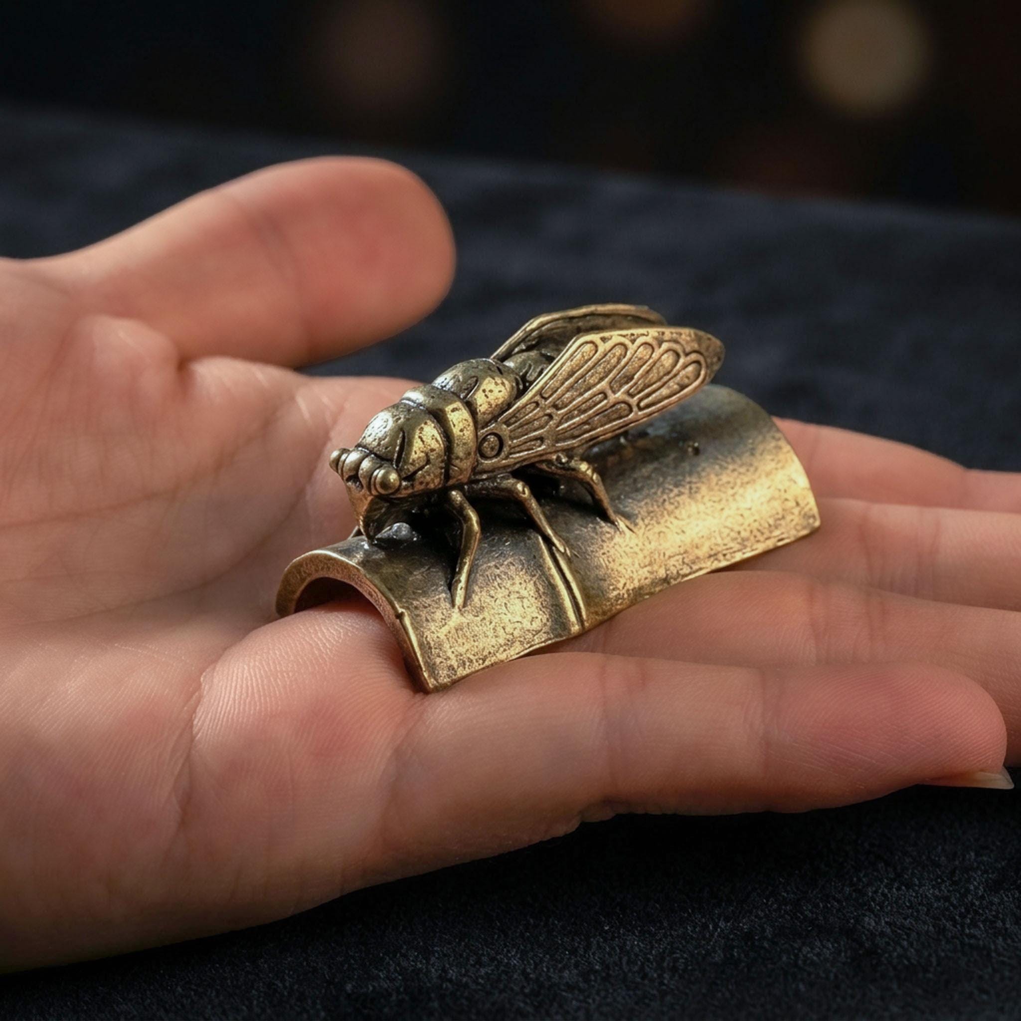 竹の上にいる真鍮製の小型セミの置物、ヴィンテージ風昆虫彫刻の