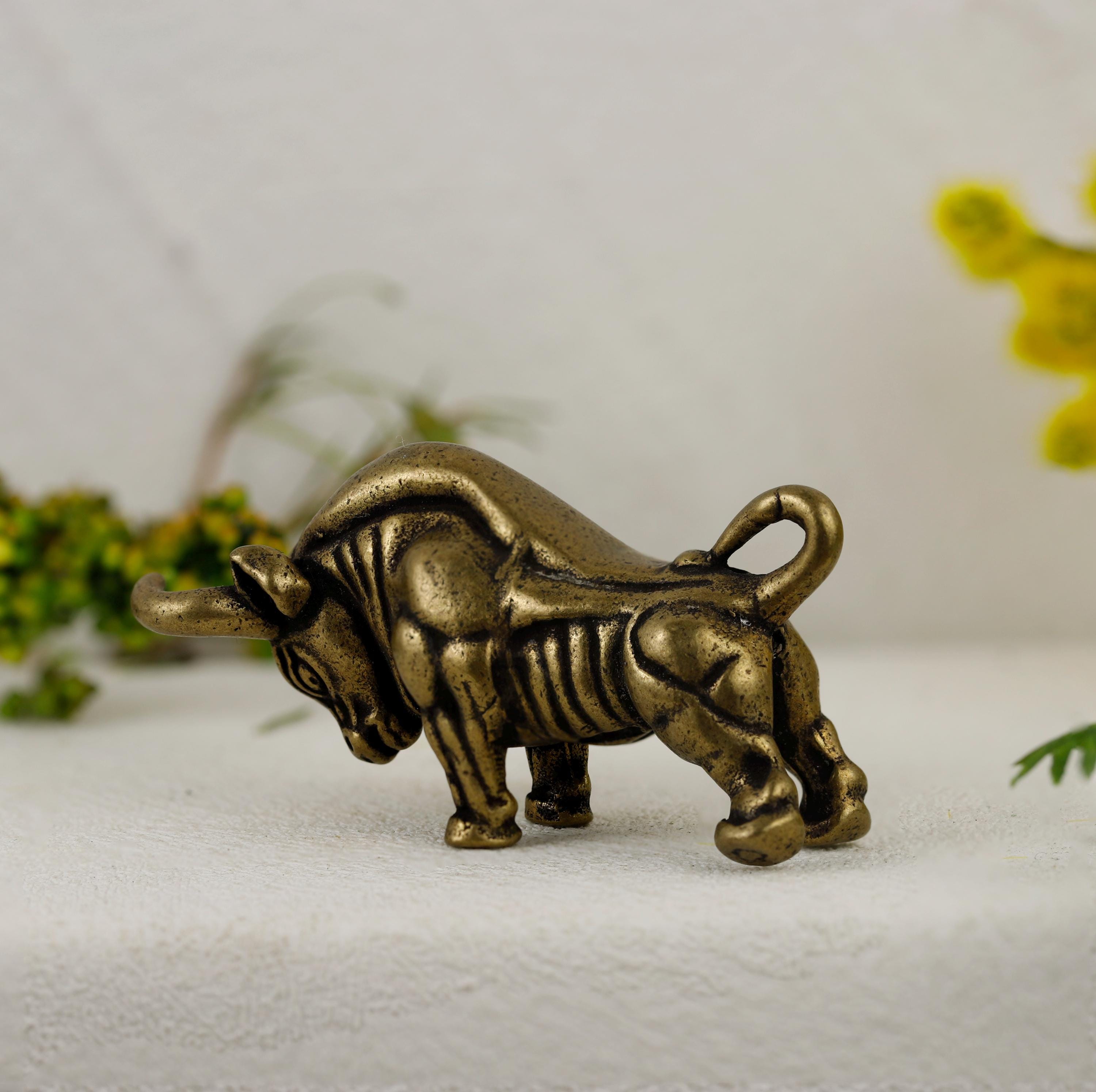 ミニ真鍮製雄牛像 - ダイナミックなデスク装飾、女性へのギフト - Etsy