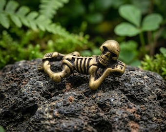 Brass Lying Skull Pendant, DIY Keychain Accessory (33x18MM)