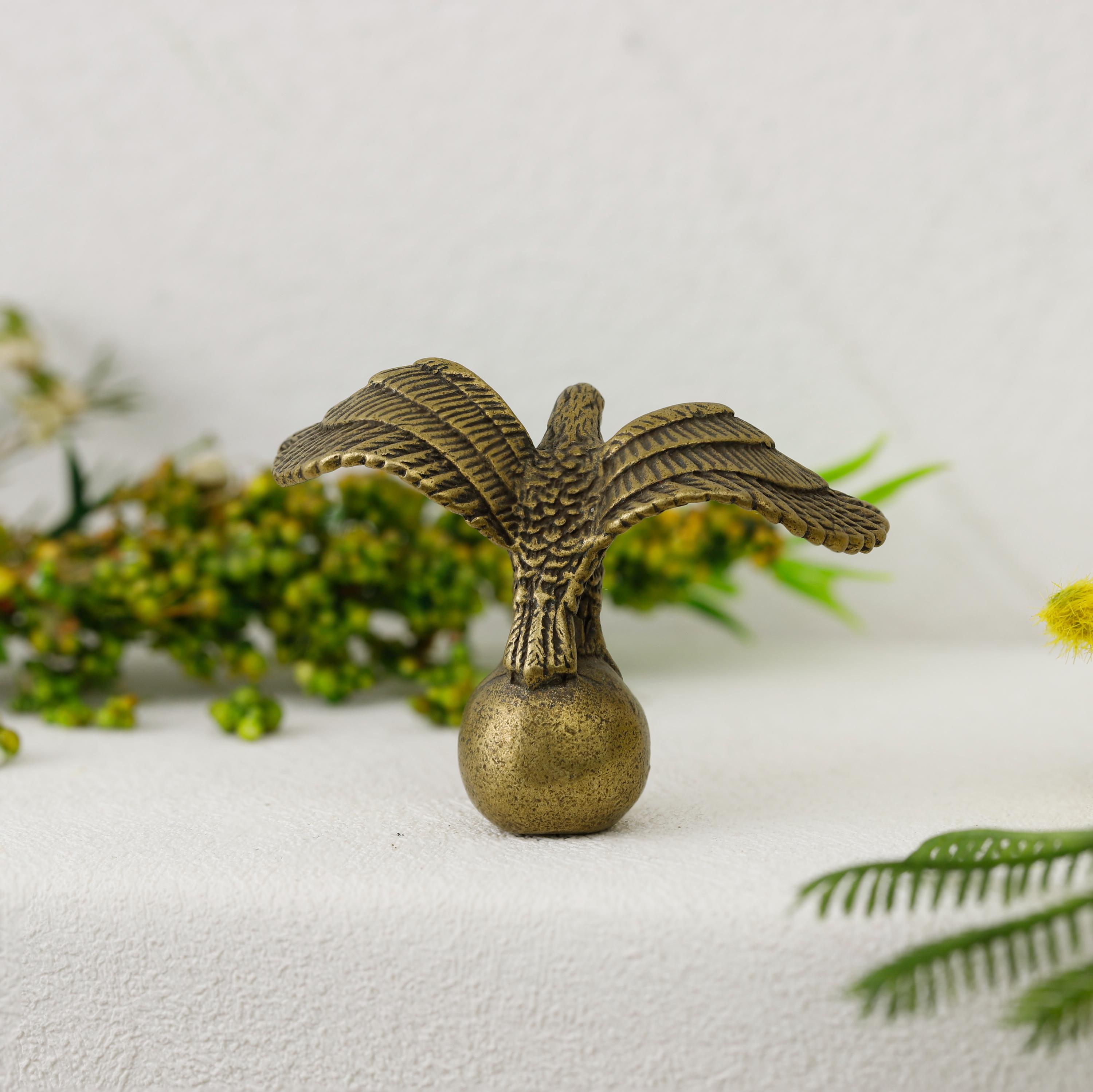 真鍮製の鷲の像、手作りのフクロウの置物、アンティーク真鍮彫刻、翼を