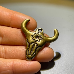 Antique Tibetan bull&#39;s head instrument, Nepalese hand-beaten brass bull&#39;s head instrument, ugly bull pendant, zodiac bull pendant