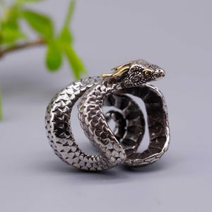 Ring i vit brons med orm, vintagemotiv