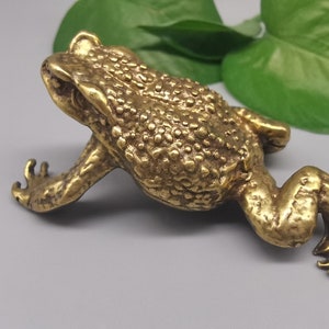 Antique and old handmade small toad, hand piece personalized tea pet ornament, golden toad play piece frog copper product