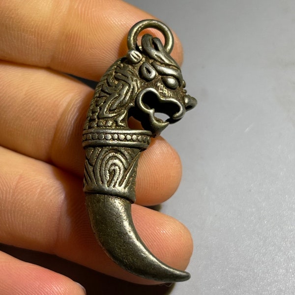 Retro handmade wolf tooth totem, pure brass solid old keychain, pendant jewelry small bronze