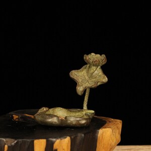 Bronze lotus leaf frog backflow incense ornaments, antique copper crafts, antique and old desktop ornaments, lotus leaf collections