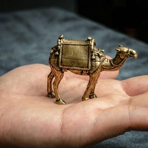 Kamelfigur i mässing, miniatyrdjurskulptur, skrivbordsdekor i vintagestil, bohemisk heminredning, samlarpresent till djurälskare