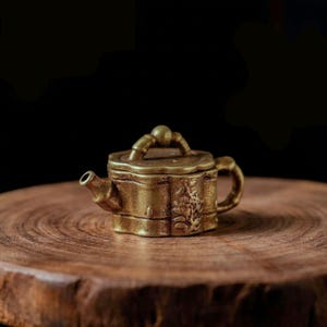 Mini tekanna i mässing i bambu | Elegant dekor som symboliserar välstånd