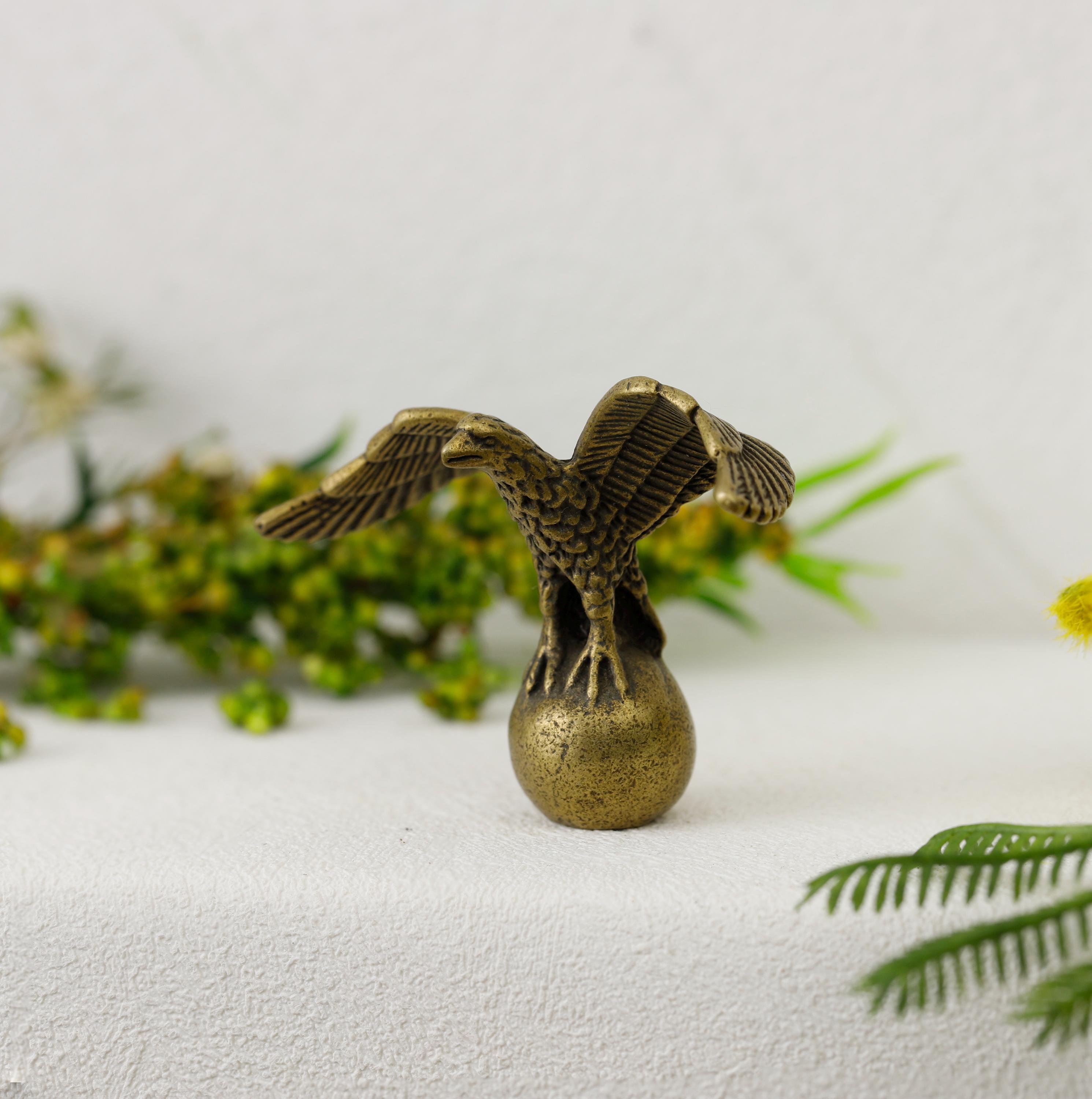 真鍮製の鷲の像、手作りのフクロウの置物、アンティーク真鍮彫刻、翼を
