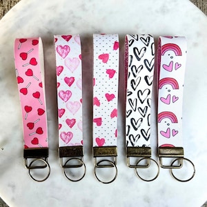 Llavero de corazón personalizado, pulsera de piel sintética, llavero de corazón, regalo de San Valentín para ella, linda idea de regalo, llavero de seguridad, estético