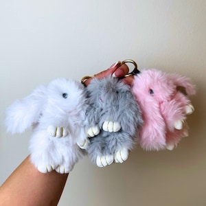ふわふわのウサギのキーチェーン、かわいいぬいぐるみのウサギのチャーム、女性、子供、ティーン向けのユニークなギフト - 財布のアクセサリー、風変わりなウサギのチャーム、ウサギ好きの人