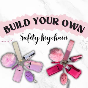 Può includere: Portachiavi di sicurezza rosa e viola con vari accessori, tra cui un pompon, un allarme e un piccolo coltello. Il testo "BUILD YOUR OWN Safety Keychain" è visualizzato in un banner rosa.