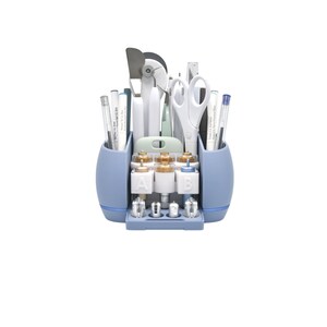 Puede incluir: Un organizador de manualidades azul claro lleno de varias herramientas, incluyendo bol&iacute;grafos, tijeras y una esp&aacute;tula. El organizador tiene m&uacute;ltiples compartimentos y una bandeja extra&iacute;ble con peque&ntilde;os accesorios. Las herramientas son blancas y plateadas.