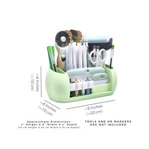 Puede incluir: Un organizador verde claro con m&uacute;ltiples compartimentos para herramientas y suministros. El organizador mide aproximadamente 20 cm de ancho, 10 cm de profundidad y 10 cm de alto. La imagen incluye texto que indica las dimensiones y que las herramientas no est&aacute;n incluidas.
