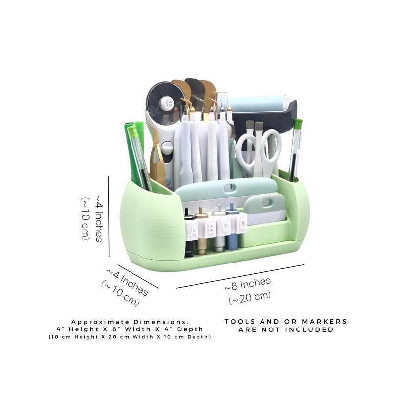 Puede incluir: Un organizador verde claro con m&uacute;ltiples compartimentos para herramientas y suministros. El organizador mide aproximadamente 20 cm de ancho, 10 cm de profundidad y 10 cm de alto. La imagen incluye texto que indica las dimensiones y que las herramientas no est&aacute;n incluidas.