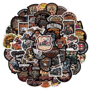 Puede incluir: Un conjunto de 50 pegatinas con temática de Harley Davidson. Las pegatinas presentan varios diseños, incluyendo motocicletas, calaveras, alas y el logotipo de Harley Davidson. Las pegatinas son de varios colores, incluyendo negro, blanco, rojo y azul.