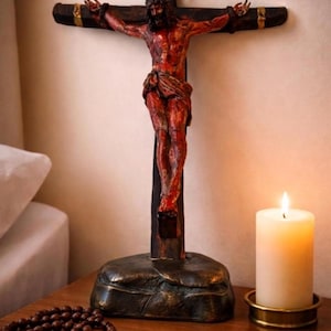 Katholisches Kruzifix, 25 cm – Tischkreuz „Die Passion Christi“ – Jesuskreuz für den Hausaltar – Sakrale Skulptur