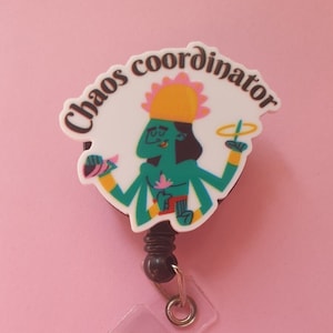 Bobine de badge amusante, clip d'identification du coordinateur du chaos, cadeau pour chef de projet, cadeau pour collègue, porte-cartes pour secrétaire, mousqueton médical, porte-nom, lanière