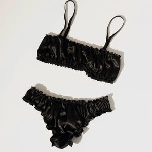 Meistverkaufte schwarze Satin-Lingerie-Set — Rüschen Bralette & Panties | Handmade romantisches Geschenk für Sie und Ihn | Sexy Minimalistische Unterwäsche
