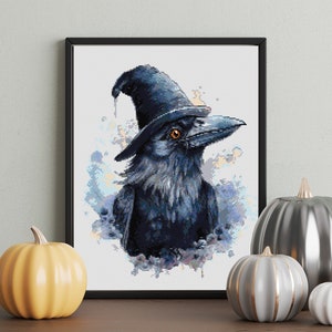 Puede incluir: Un cuervo negro con un sombrero de bruja con un borde puntiagudo. El cuervo está posado en una rama con un fondo de acuarela.