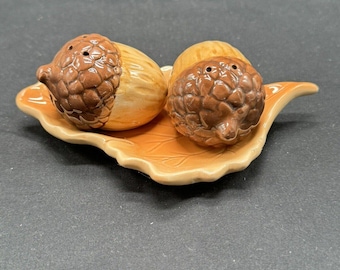 Cracker Barrel Autumn Acorn Salt & Pepper On Leaf Tray Preowned With Box