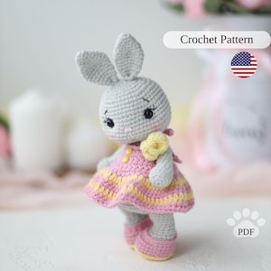 Schema all'uncinetto per coniglietti. Coniglietto amigurumi in un vestito. Tutorial per un simpatico coniglio amigurumi