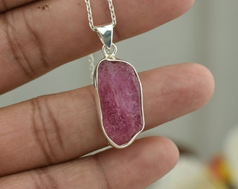 Collier de rubis de champ de verre brut, collier en argent sterling 925, collier de rubis de champ de verre fait à la main, bijoux de rubis brut, cadeau pour elle