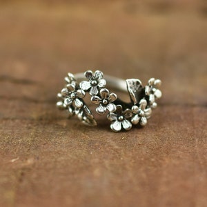 Rare à trouver des bagues florales de créateurs en argent, des bijoux uniques en argent