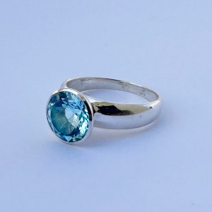 Anello autentico classico con topazio blu in argento sterling 925, anello fatto a mano con pietra taglio rotondo con topazio blu, gioiello con pietra portafortuna di dicembre, regalo per lei