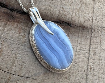 Collana con ciondolo martellato in agata di pizzo blu naturale, collana in argento sterling 925, gioielli in argento elegante con agata di pizzo blu, per regalo