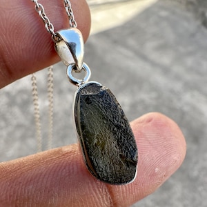 Collar con colgante de moldavita cruda: joyería de tectita en plata de ley