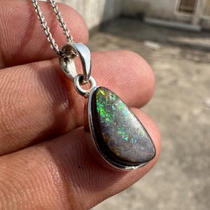 Collana con ciondolo in ammolite canadese in argento sterling fatta a mano