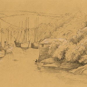 Könnte beinhalten: Eine Schwarzweiß-Bleistiftzeichnung einer Hafenszene mit mehreren Booten, die an einem Pier angelegt sind. Die Boote haben Masten und Segel. Am Ufer befindet sich ein kleines Gebäude und im Hintergrund Bäume.