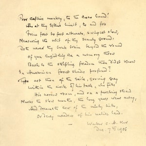 Könnte beinhalten: Ein handgeschriebenes Gedicht auf einem Blatt Papier mit dem Titel "Poor Captive Monkey" und dem Datum "Dec. 7, 1906". Das Gedicht handelt von einem Affen in Gefangenschaft, der sich nach Freiheit sehnt.