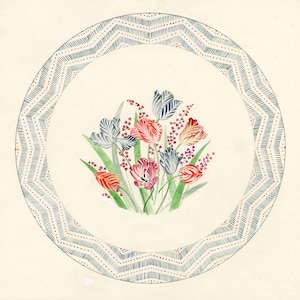 Op de afbeelding: Aquarel schilderij van een bloemstuk van tulpen in tinten rood, roze en blauw, omgeven door een decoratieve rand met een geometrisch patroon in blauw en rood. Het kunstwerk staat op een crèmekleurige achtergrond.